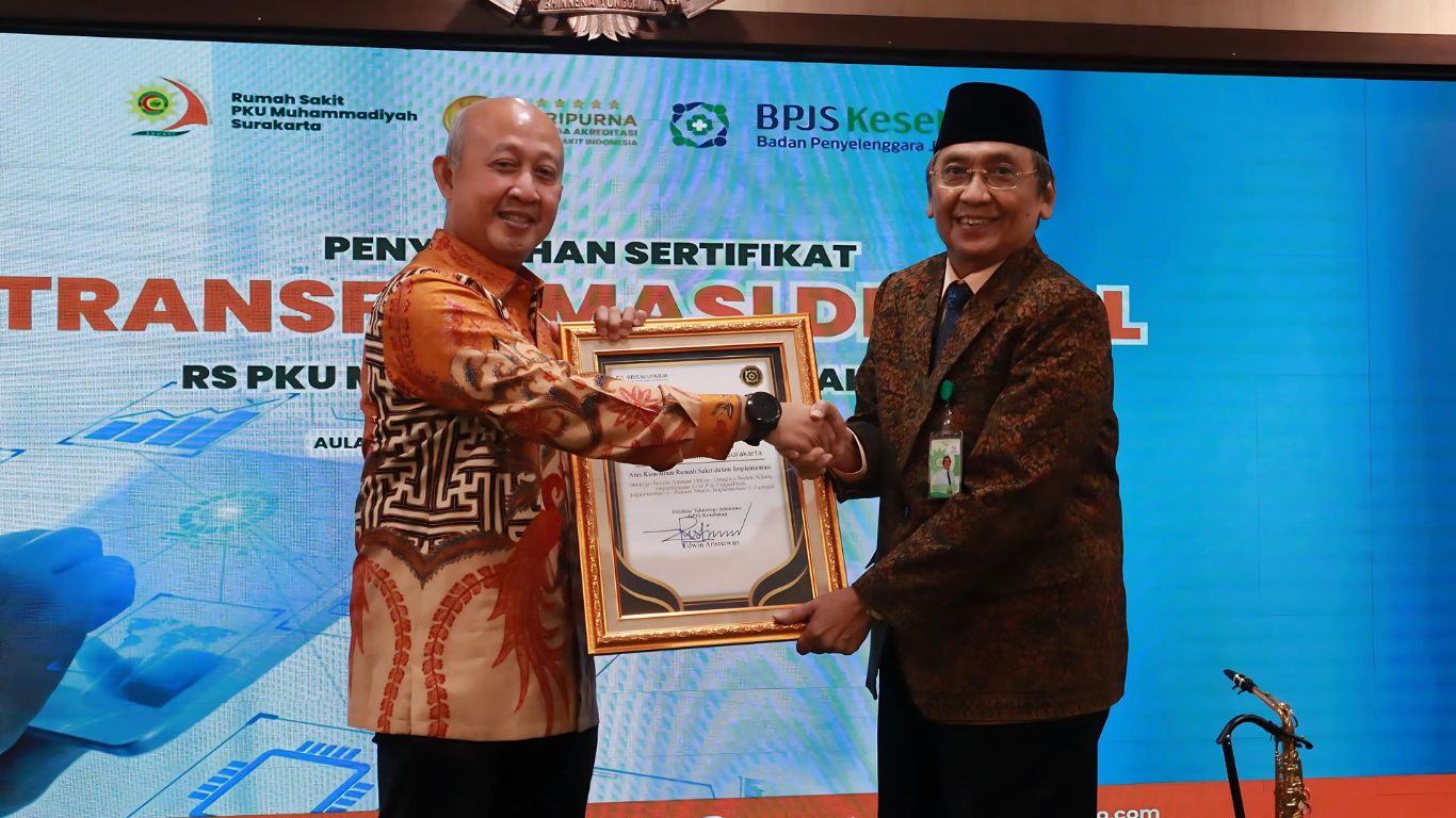 Penyerahan sertifikat penghargaan dari BPJS Kesehatan kepada RS PKU Solo