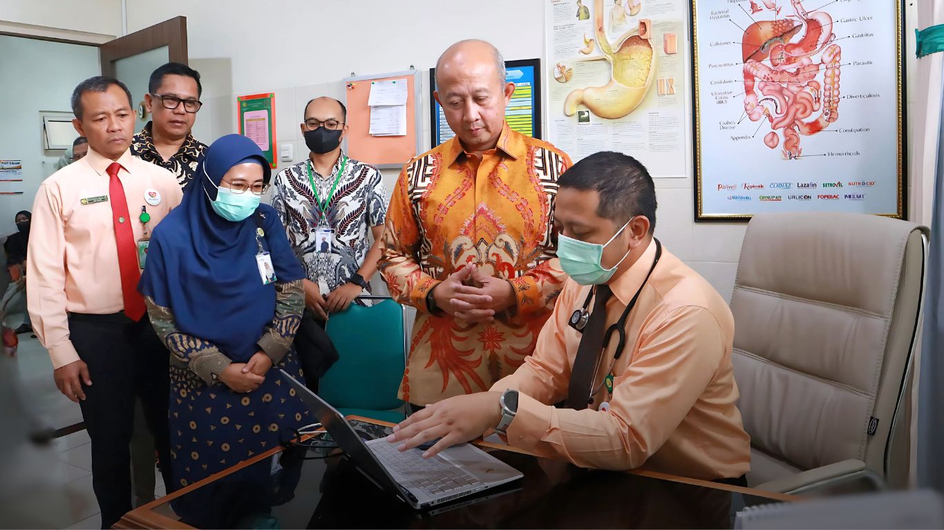 Tim BPJS Kesehatan melihat implementasi I-Care JKN yang dilakukan oleh Dokter RS PKU Solo